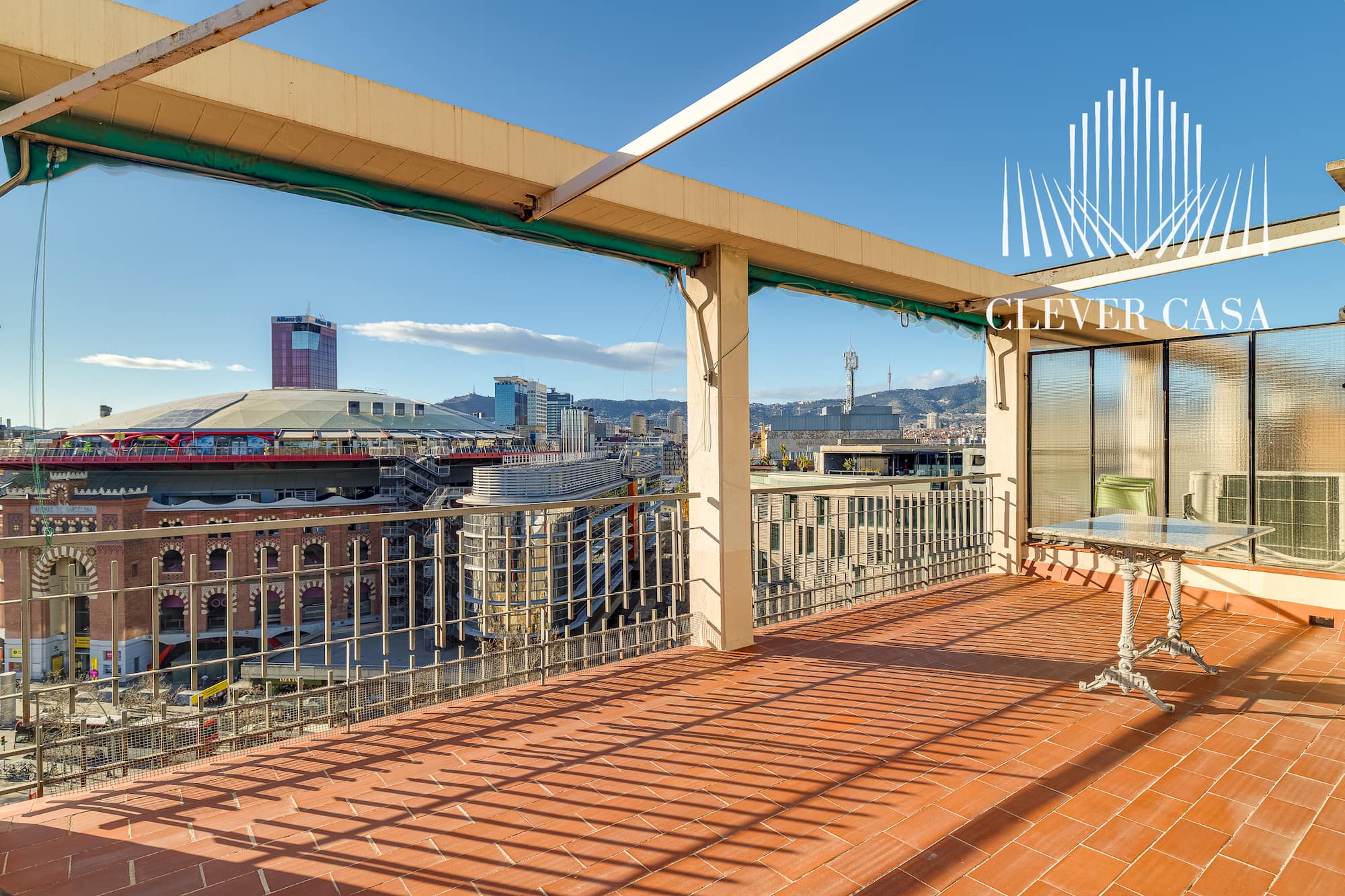 Terraza privada con vistas al skyline de Barcelona